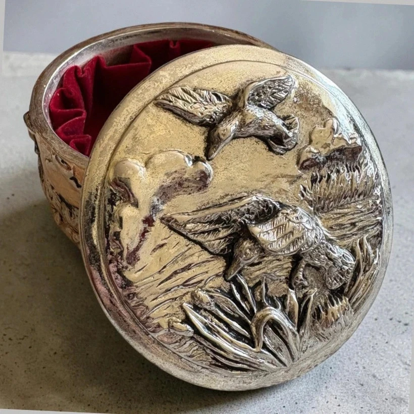 Ancienne boîte à bijoux ronde en métal argenté – Décor relief oiseaux et canards